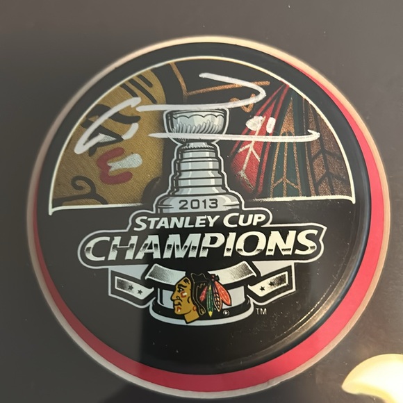 2013 Chicago Blackhawks 17 Secs Autographed Pucks - Picture 9 of 12